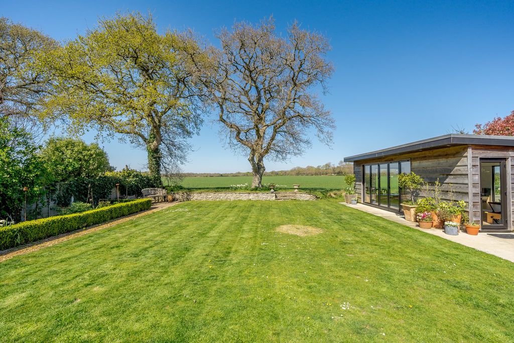 Property photo 2 of 28