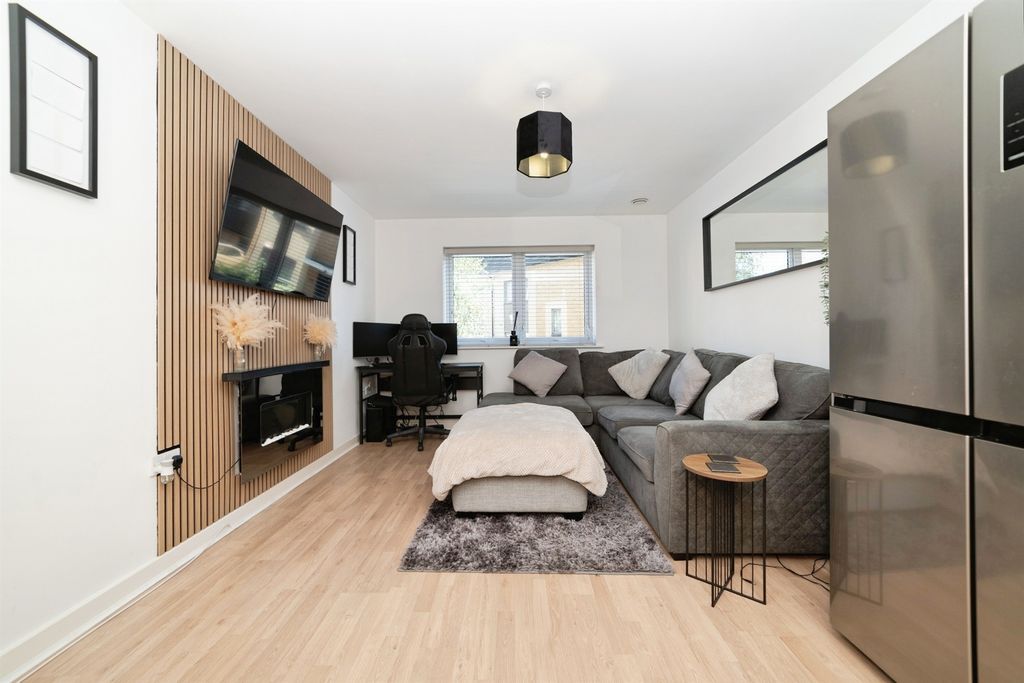 Property photo 2 of 11