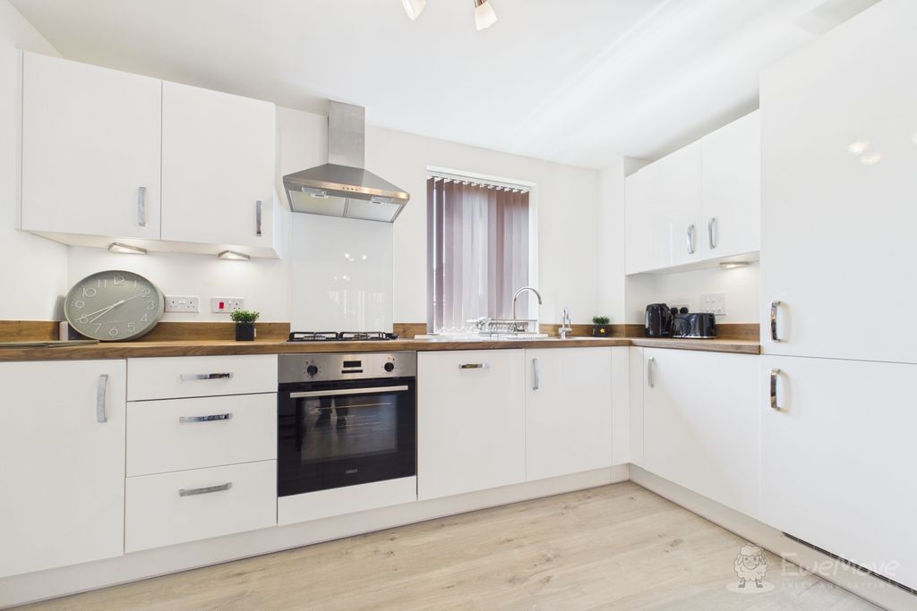 Property photo 3 of 18 Kitchen