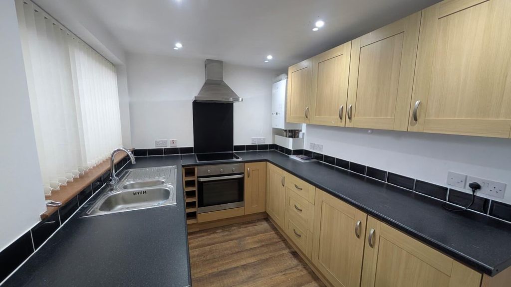 Property photo 3 of 9 Kitchen