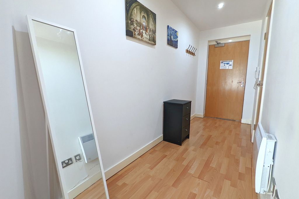 Property photo 2 of 9 Hallway