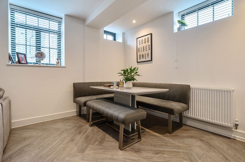 Property photo 3 of 13 1332032-19-688B43...