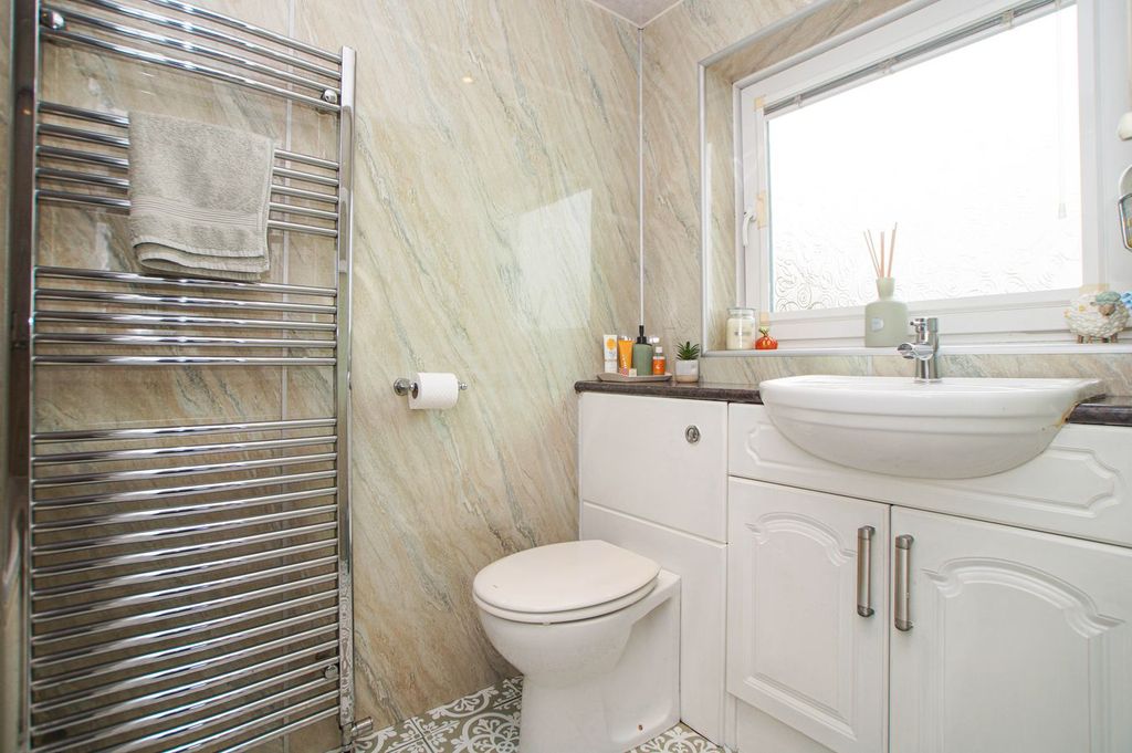 Property photo 3 of 18 Bathroom