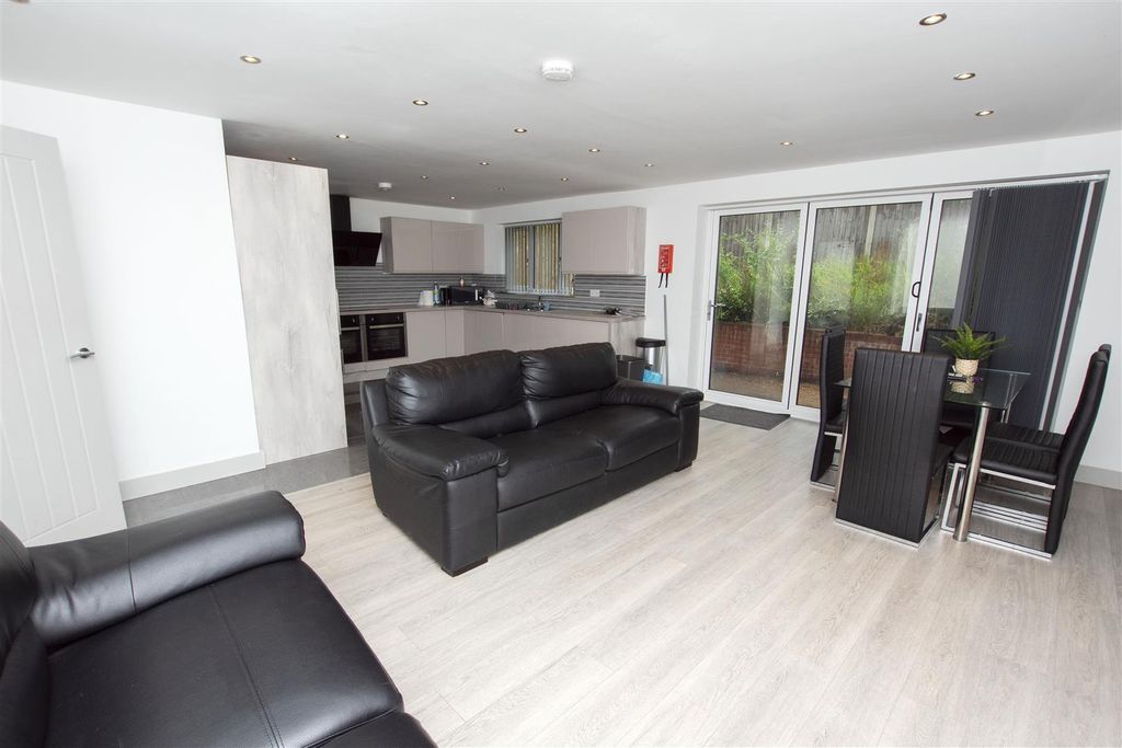Property photo 1 of 14 Approach