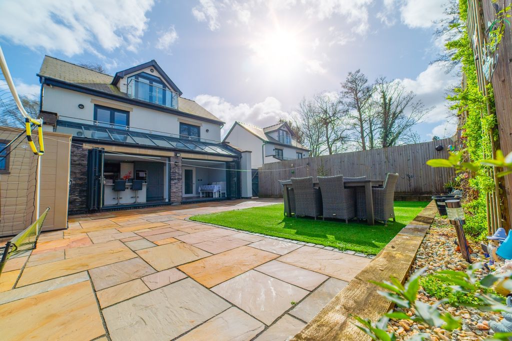 Property photo 2 of 60 Award-Winning Media Team On Every Listing_3