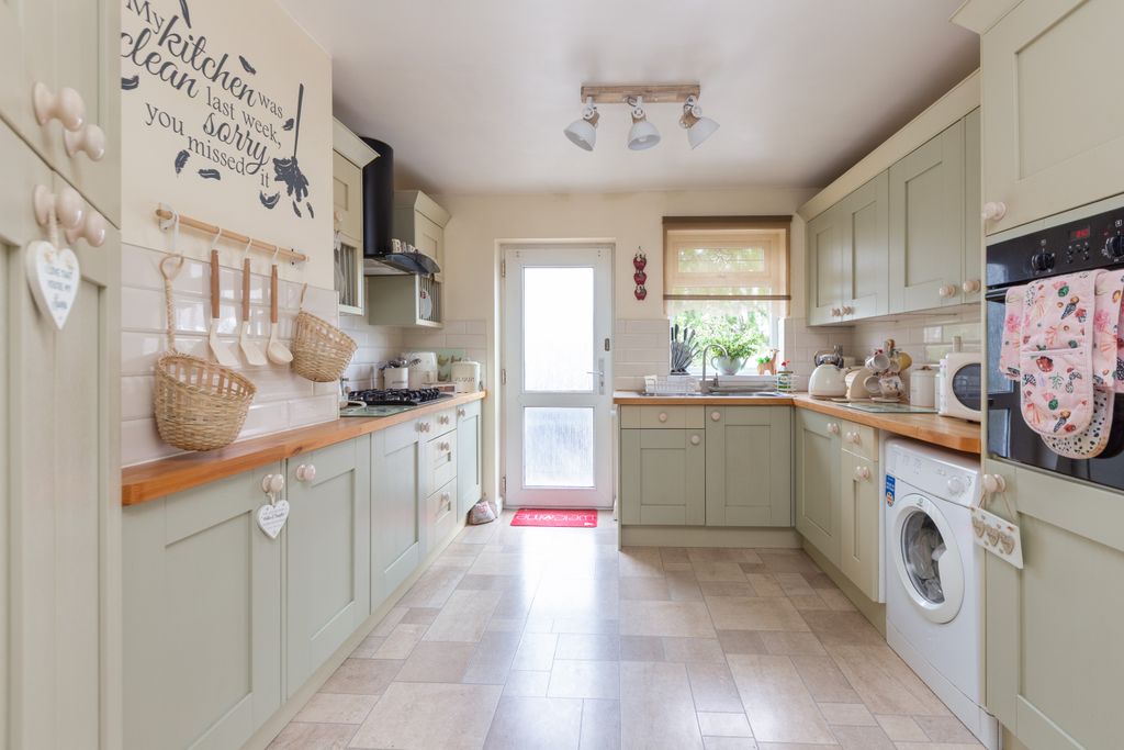 Property photo 2 of 27 105 Lytham Road-12