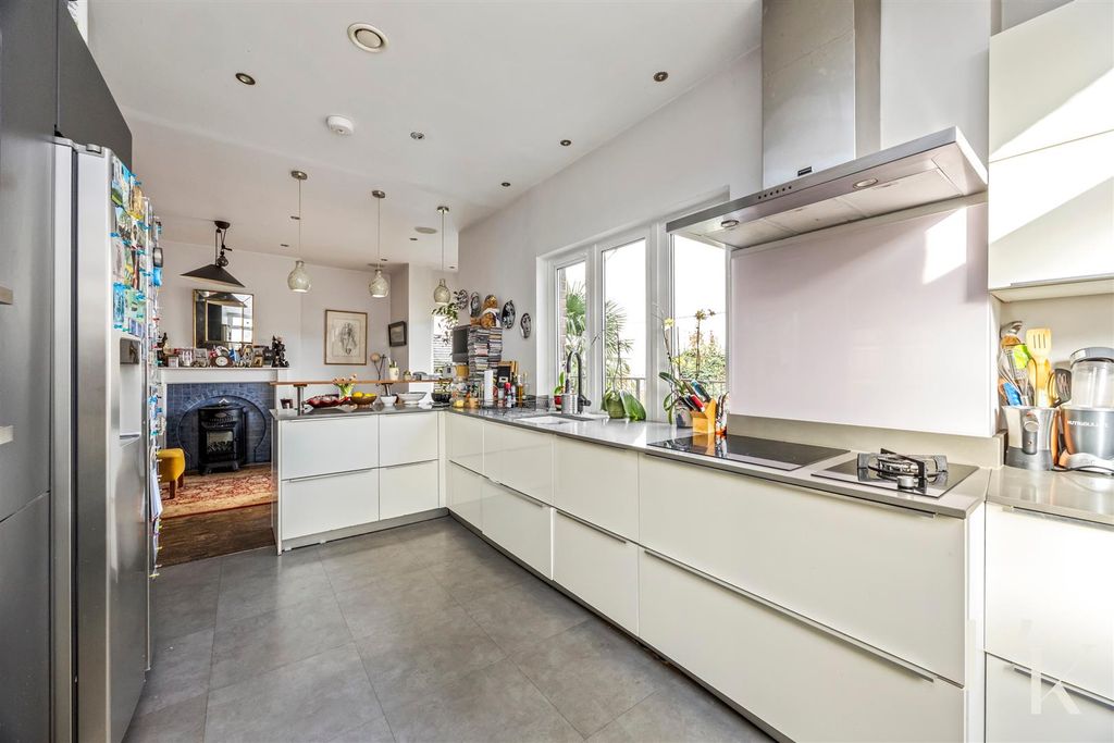 Property photo 3 of 21 Kitchen