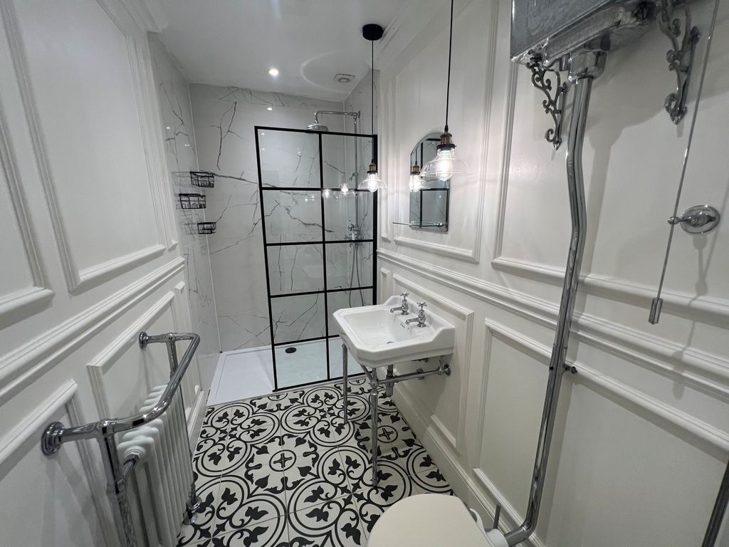 Property photo 2 of 10 Bathroom