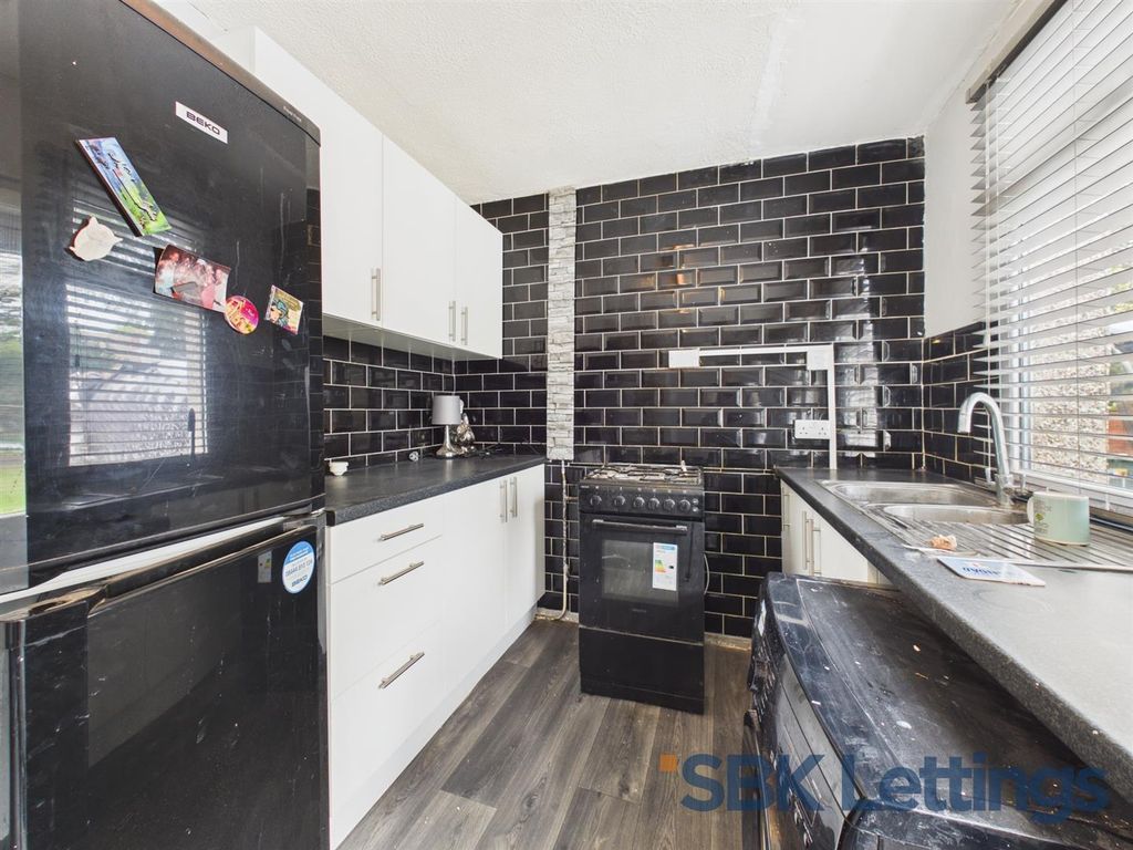 Property photo 3 of 8 Kitchen
