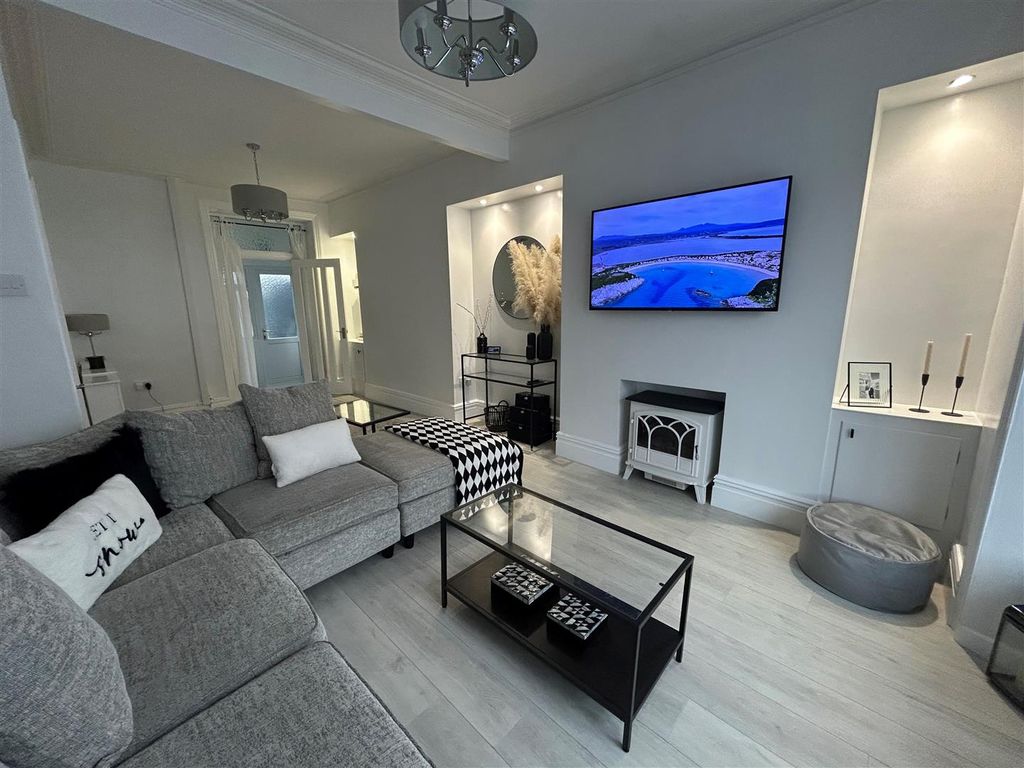 Property photo 3 of 20 Living Dining Room