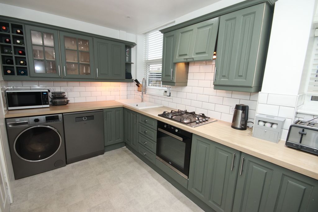 Property photo 3 of 27