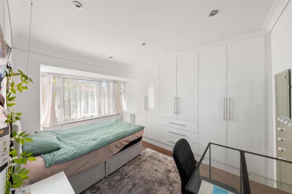 Additional image 13 of 5 bed semi-detached house for saleWhittington Avenue, Hayes UB4