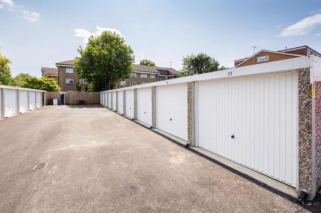 Property photo 2 of 19 Garage En-Bloc