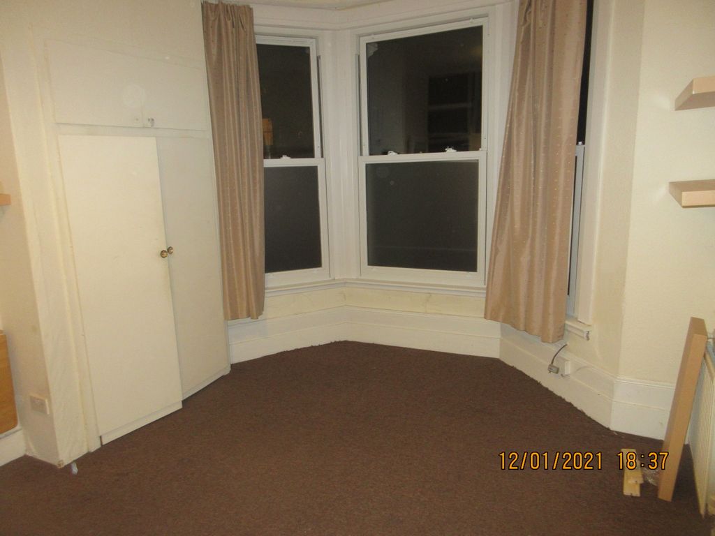 Property photo 1 of 5 Studio With  Built In Wardrobe