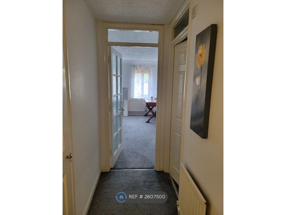 Property photo 2 of 11 Hallway