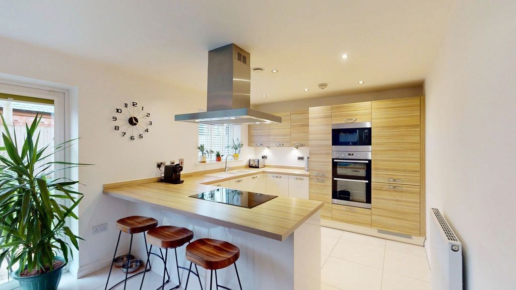 Property photo 3 of 23 Kitchen