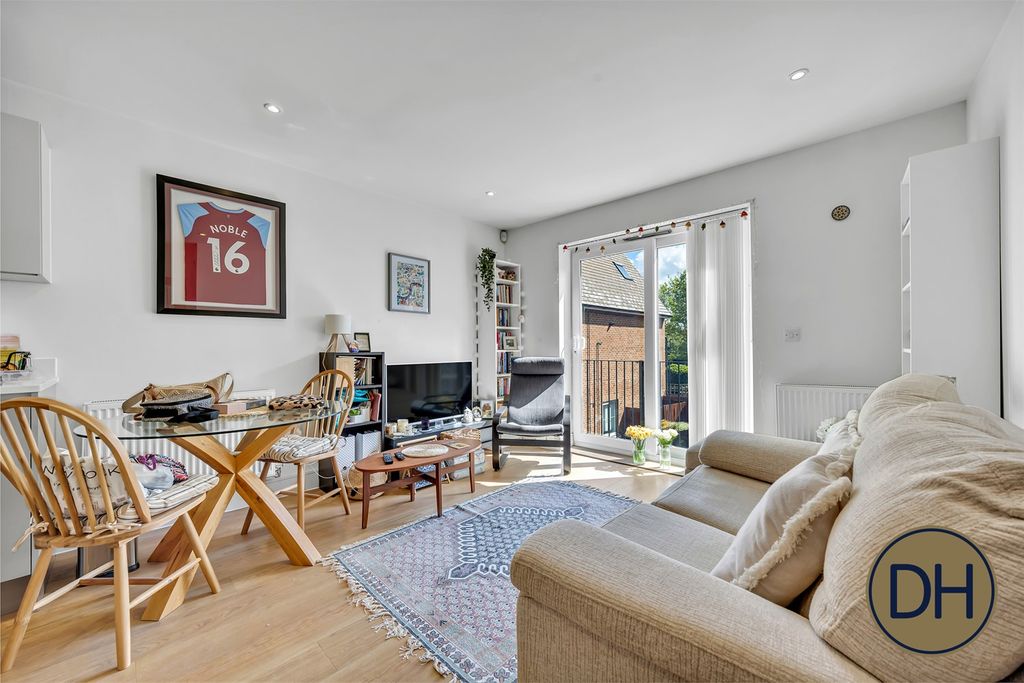 Property photo 2 of 17 Theydon Mews