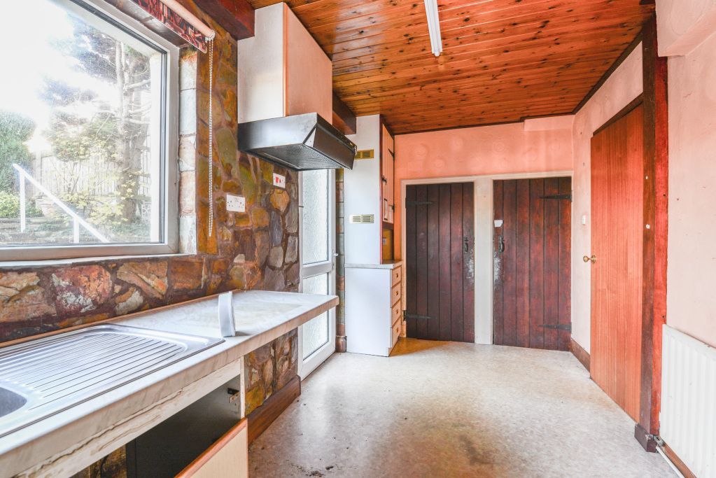 Property photo 3 of 17 Kitchen