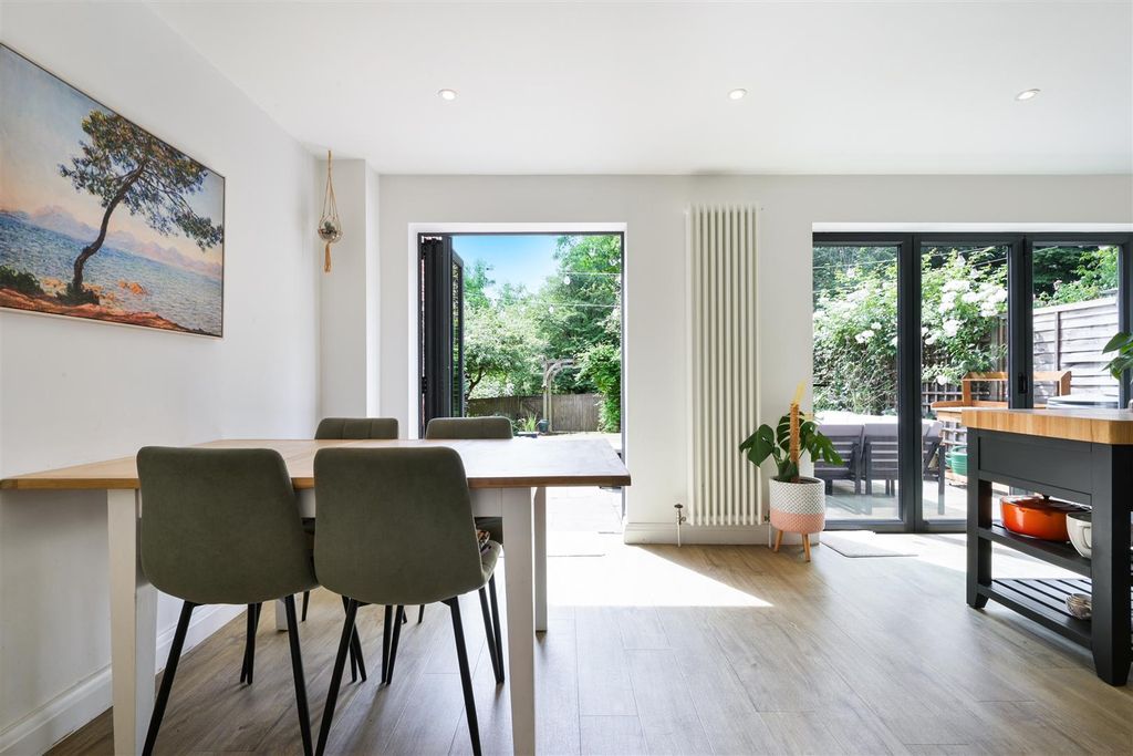 Property photo 3 of 28 Ifield Close (1).Jpg