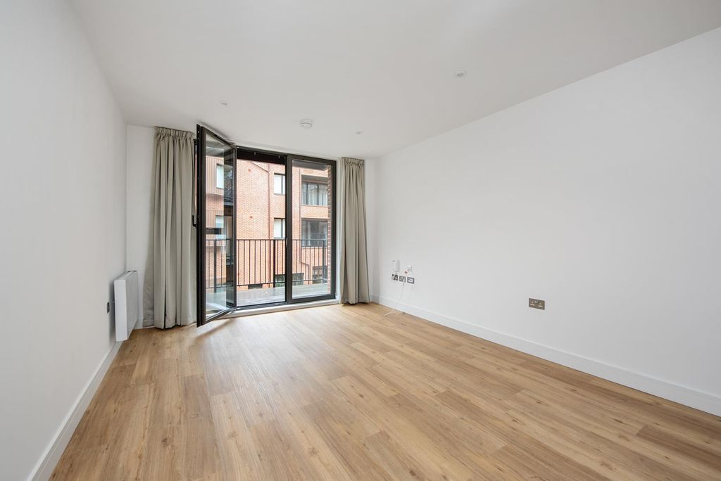 Property photo 3 of 12 32 Hillside Place (1).Jpg