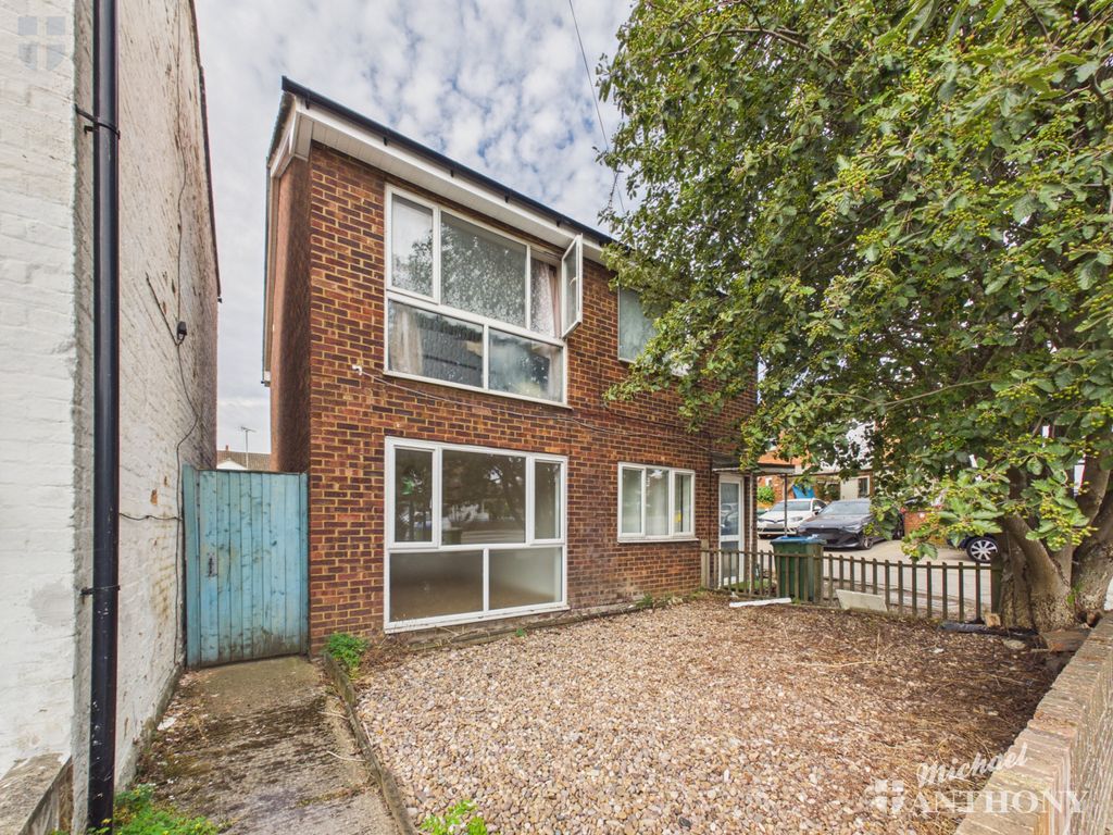 Property photo 1 of 8 Cam03852G0-Pr0751-Still014