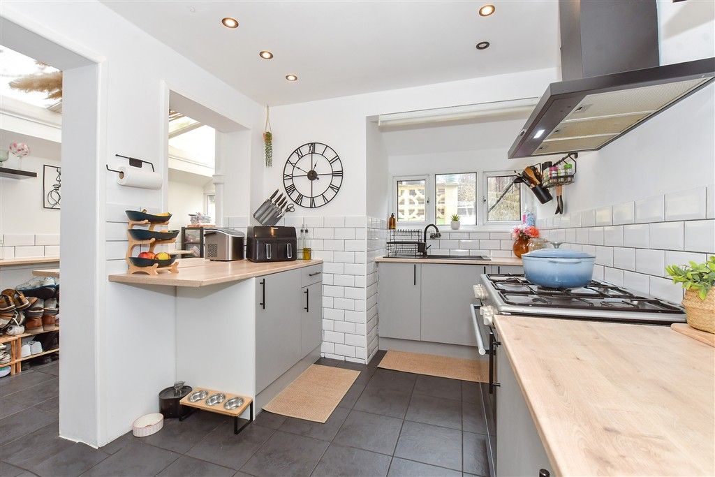 Property photo 3 of 18 Kitchen
