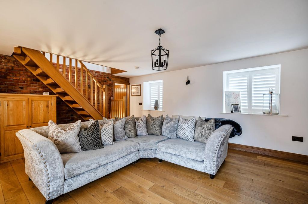 Property photo 3 of 21 1400260-18-69A1Bd02F2c6A.Jpg