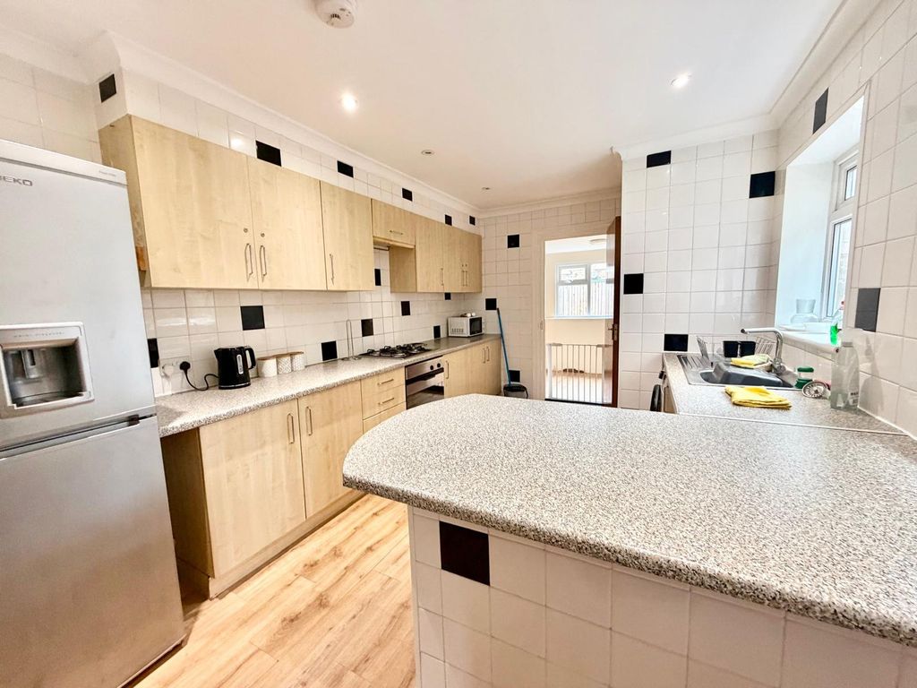 Property photo 3 of 12 Picture No. 18