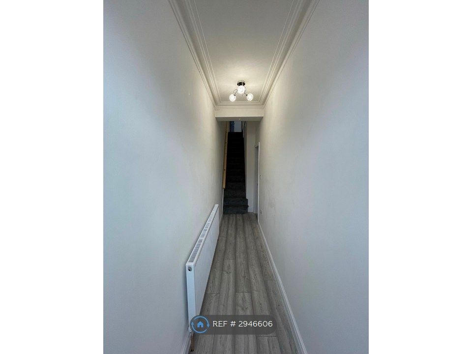 Property photo 3 of 23 Entrance Hallway