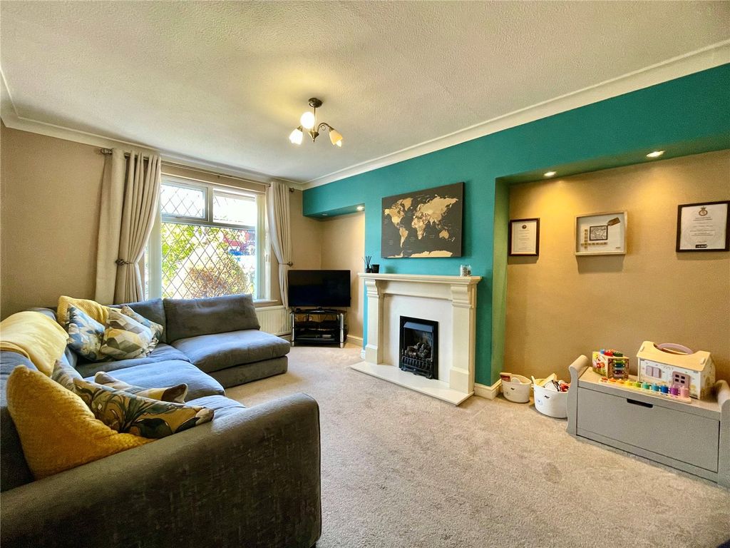 Property photo 3 of 14 Lounge