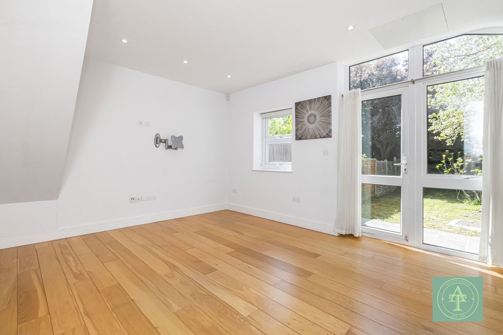 Property photo 3 of 19 Gallery