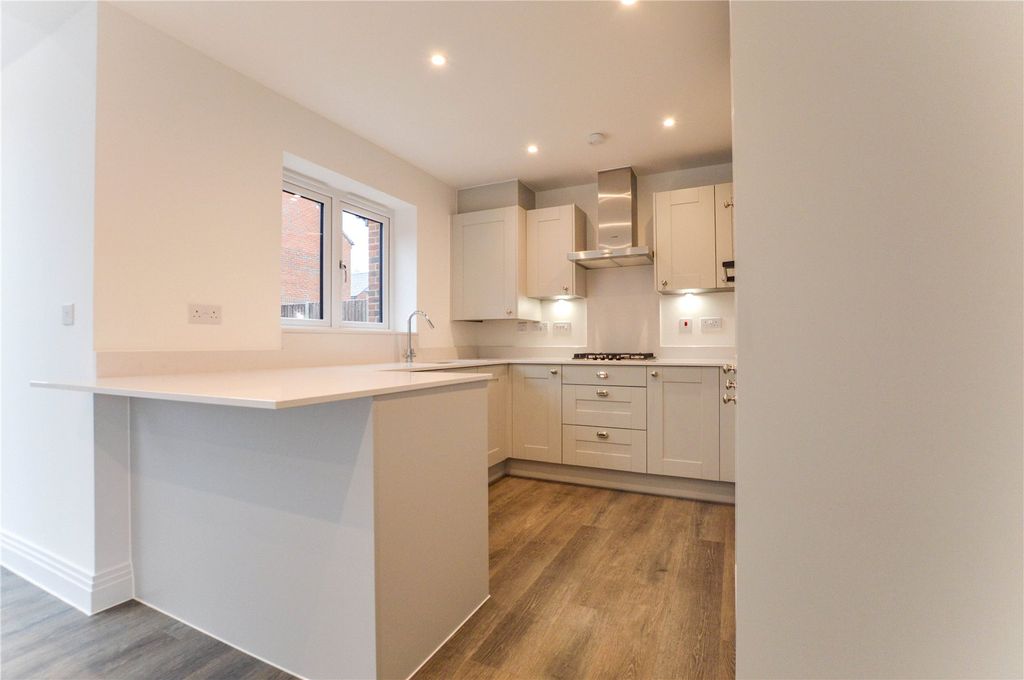 Property photo 3 of 17 Kicthen