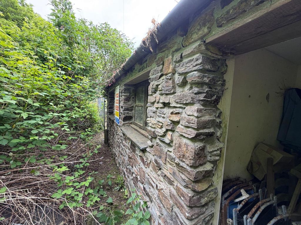 Property photo 2 of 7 Building