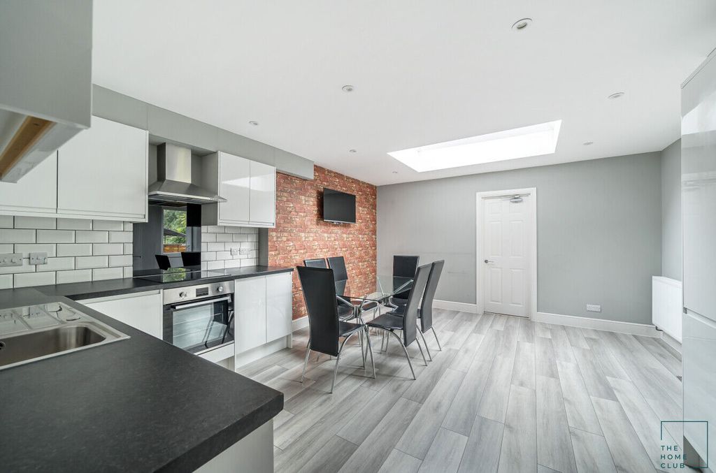 Property photo 3 of 18 29Be998E-46d2-44Bb-8Bcf-A9d6B8990861