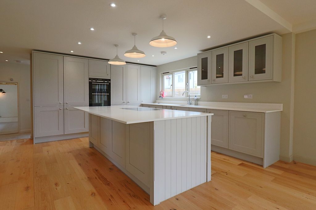 Property photo 2 of 18 Kitchen