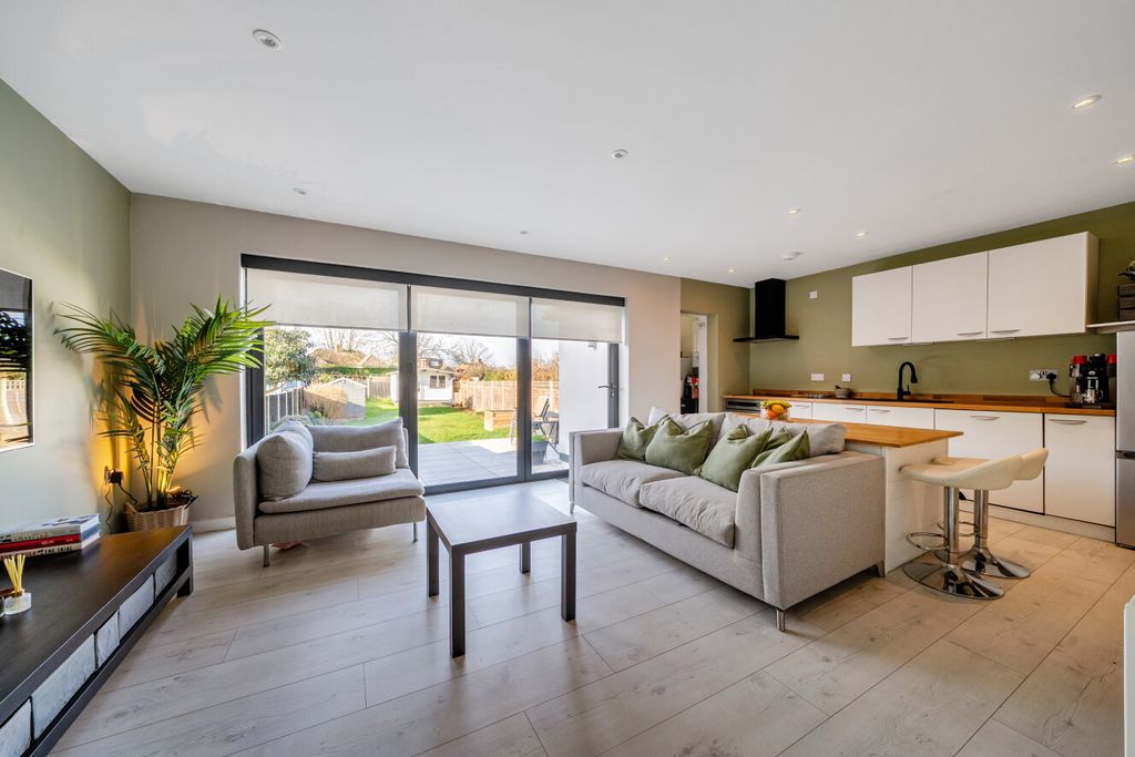 Property photo 2 of 25 1410990-10-699442...