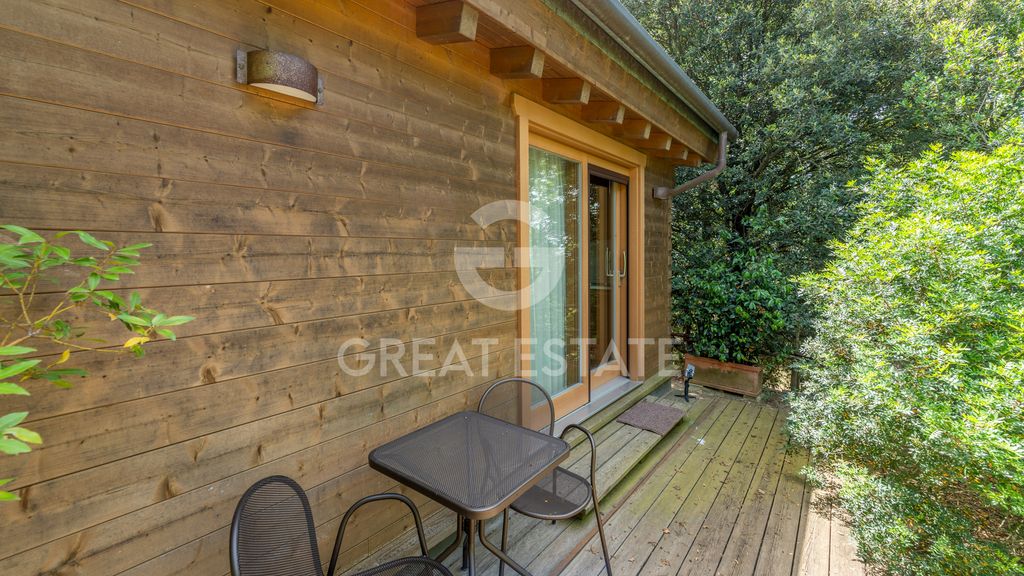 Property photo 2 of 108