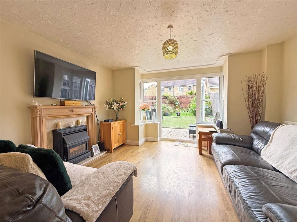 Property photo 3 of 18 Frobisher Approach 22 - Lounge 2.Jpg