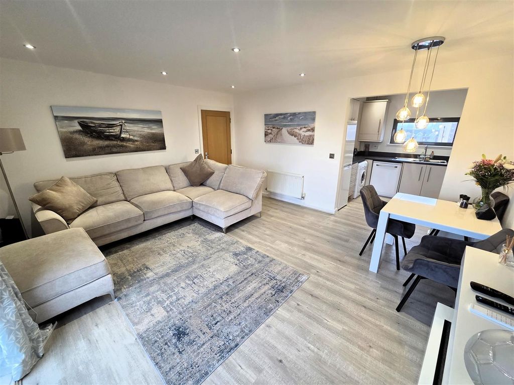Property photo 2 of 15 Lounge Diner.Jpg