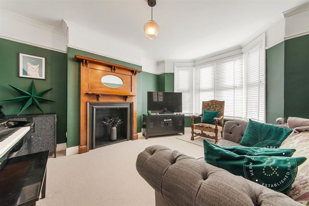 Property photo 2 of 33 Tyn-Y-Pwll-Road-24.Jpg