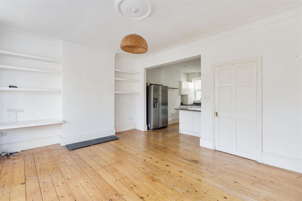 Property photo 2 of 19 West Avenue Road, E17