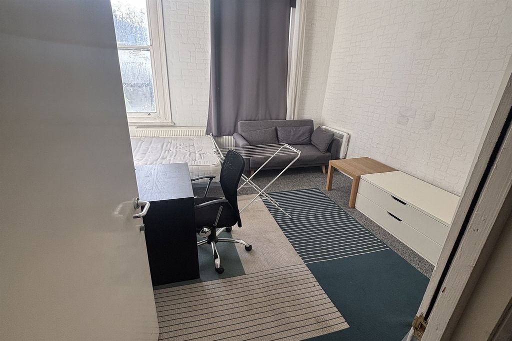 Property photo 3 of 6 Bedroom