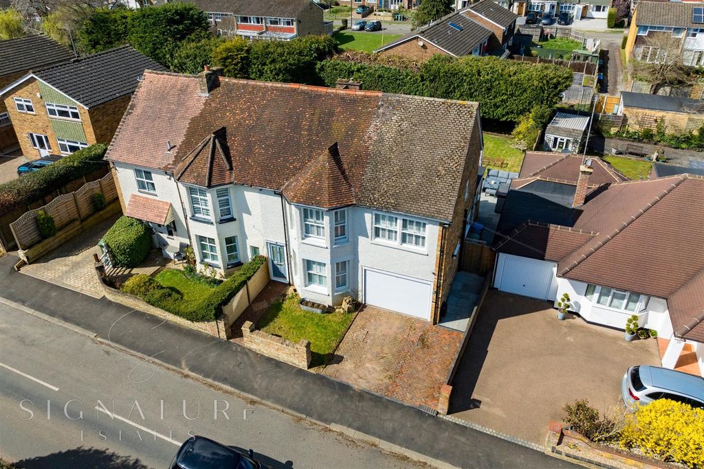 Property photo 1 of 29 Greenlanebovingdon_143.Jpg