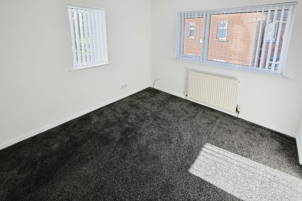 Property photo 3 of 9 Pbox-Bedroom-338021.Jpg