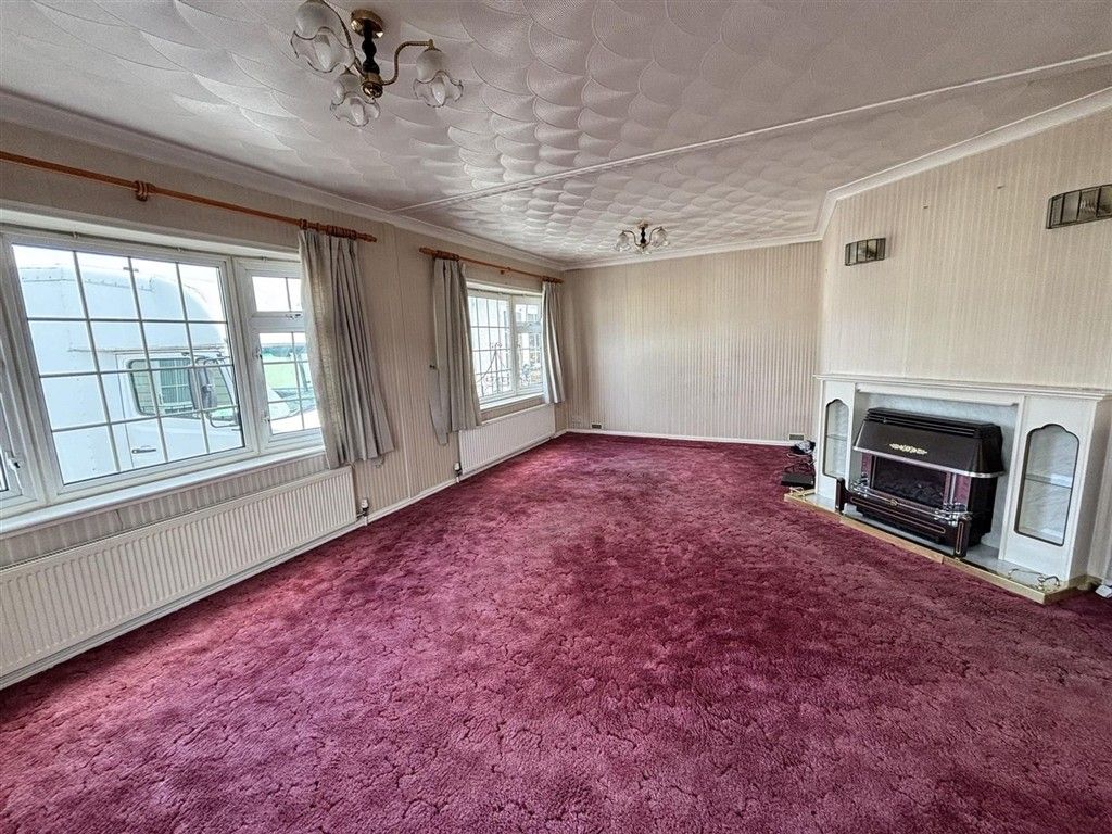 Property photo 1 of 13 Lounge