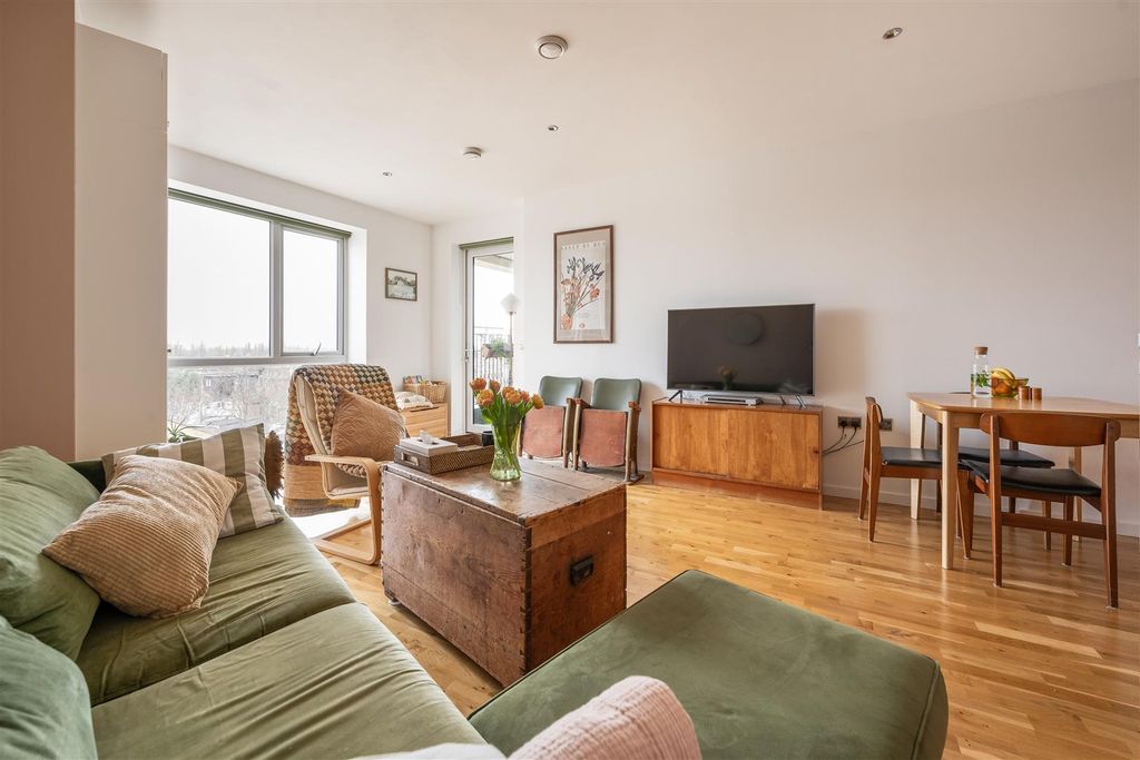 Property photo 1 of 18 Fulbourne Road, E17