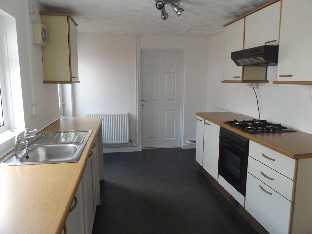Property photo 3 of 6 Kitchen