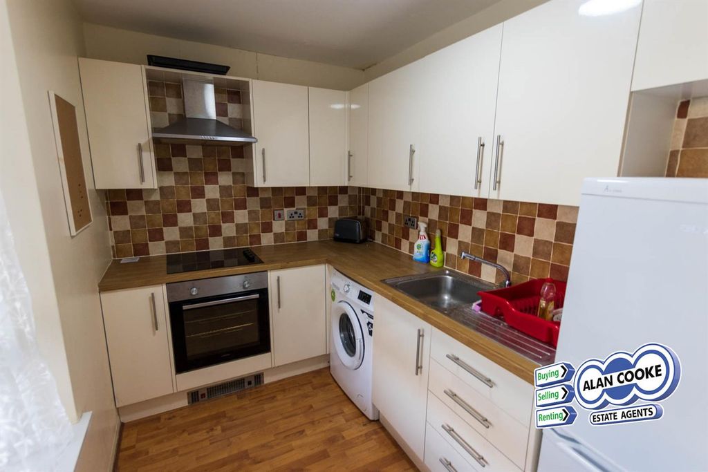 Property photo 2 of 6 Kitchen