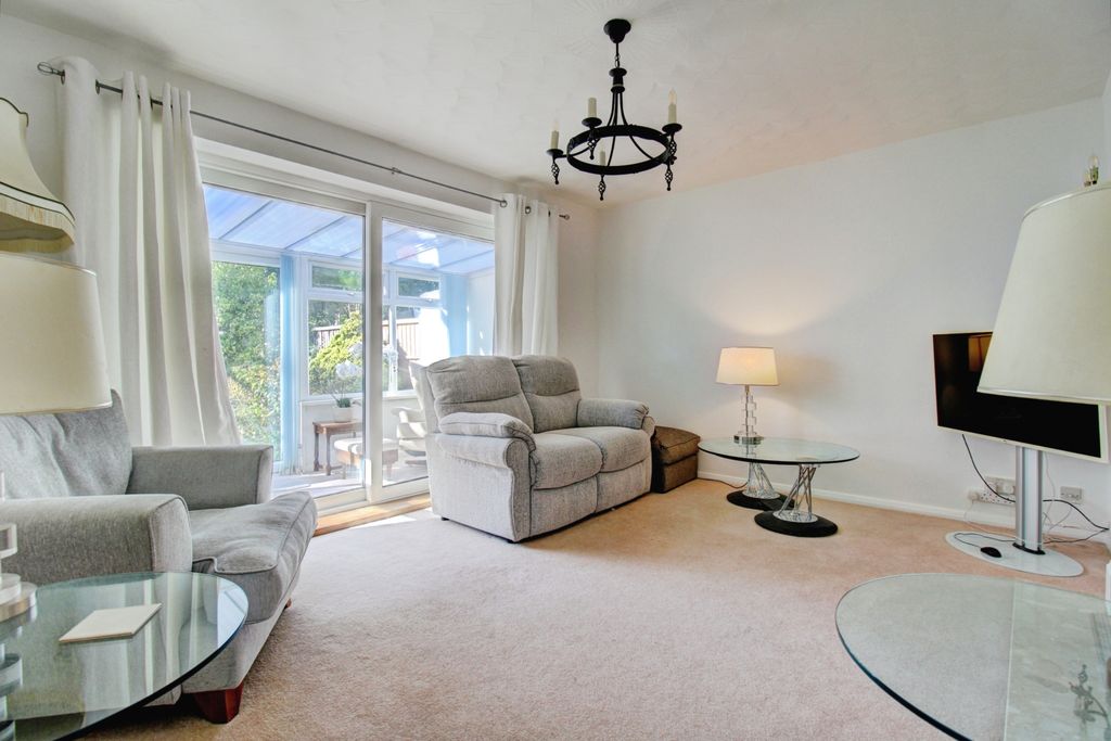 Property photo 3 of 19 Lounge