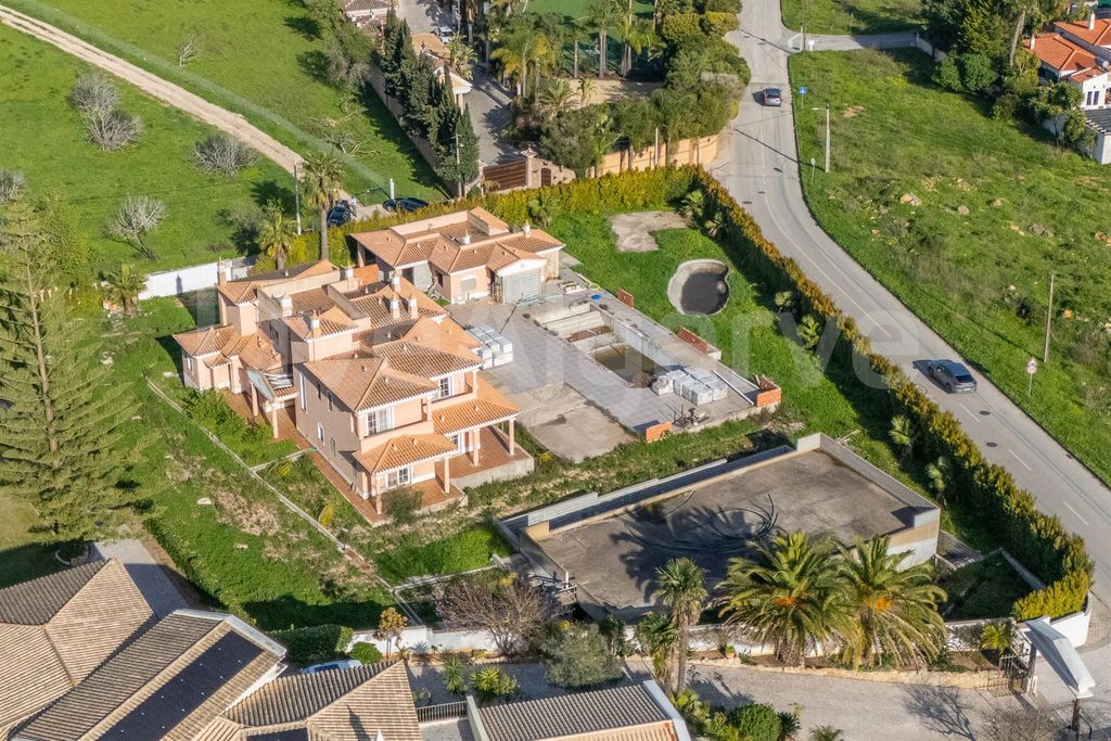 Property photo 1 of 31 Investment Opportunity | Big T3 Villa With Pool And Outbuildings For Refurbishment At Atalaia For Sale